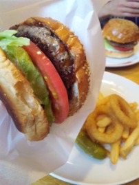 愛よりオスイチ、とハンバーガー